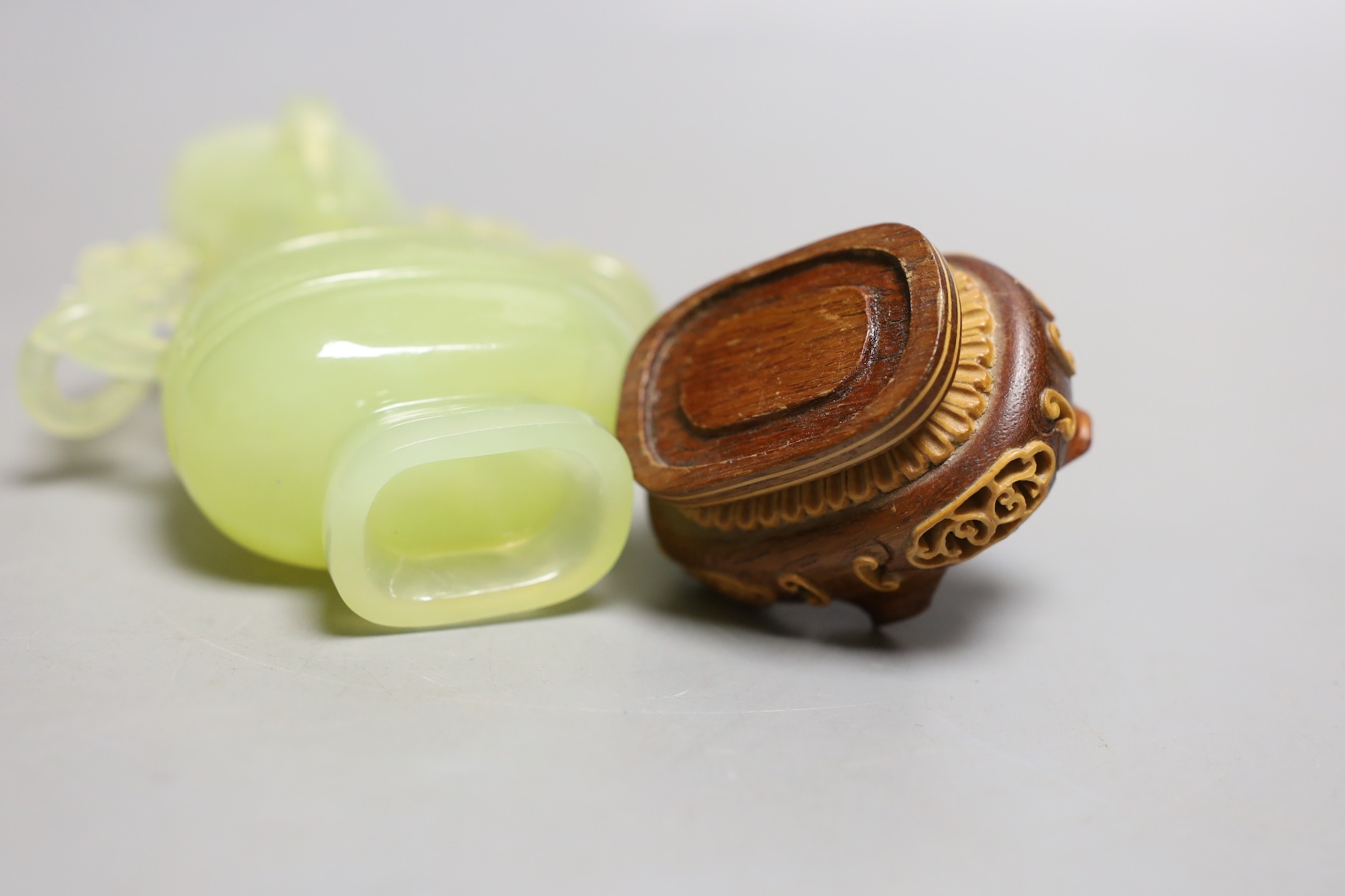 A Chinese malachite vase and cover, 9.5cm and a bowenite jade vase